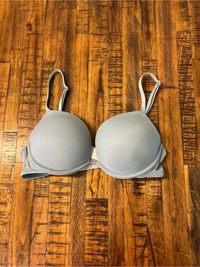 PINK Wear Everywhere Super Push Up Bra - Size 32C - Light Green